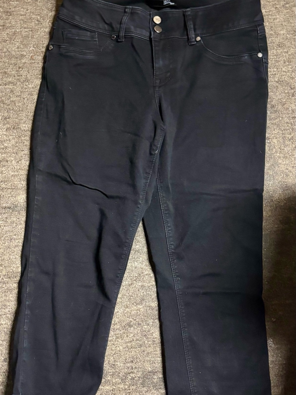 1822 Denim Women's Ankle Crop Jeans in Black